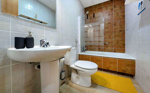 Style: Siège De Toilette, Salle De Bains, Luminaire Plomberie, Toilette, Sol, Sol, Design Intérieur, Évier, Plomberie, Tuile