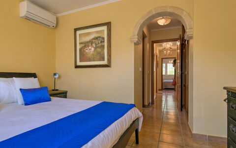 Villa Meena: Pièce, Chambre, Propriété, Meubles, Lit, Bâtiment, Drap De Lit, Mur, Immobilier, Design Intérieur