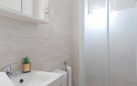Les Romarins: Salle De Bains, Luminaire Plomberie, Mur, Sol, Sol, Design Intérieur, Évier, Robinet, Lavabo, Plomberie