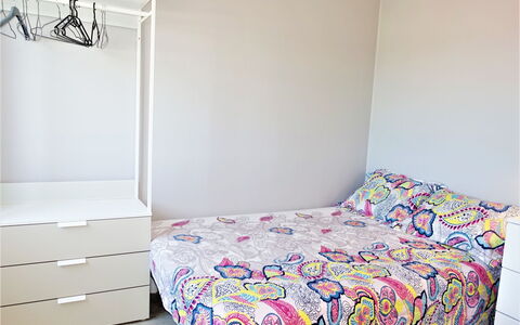 Les Romarins: Meubles, Propriété, Produit, Confort, Bleu Azur, Textile, Bois, Rectangle, Cadre De Lit, Design Intérieur