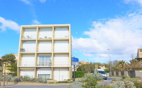Les Romarins: Nuage, Ciel, Plante, Bâtiment, Propriété, Bleu Azur, Fenêtre, Arbre, Design Urbain, Asphalte