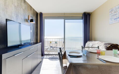 Les Romarins: Bâtiment, Propriété, Meubles, Cabinetry, Table, Télévision, Design Intérieur, Confort, Bois, Sol