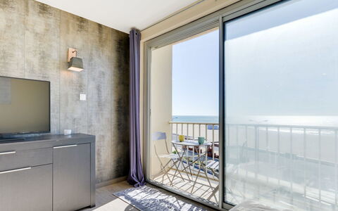 Les Romarins: Bâtiment, Propriété, Meubles, Fenêtre, Cabinetry, Télévision, Confort, Maison, Design Intérieur, Ombre