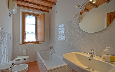 Casa Legoli: Salle De Bains, Pièce, Propriété, Design Intérieur, Bâtiment, Maison, Lavabo, Domicile, Sol, Daylighting