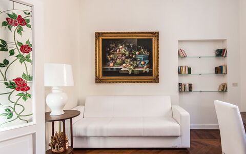 Silla: Meubles, Blanc, Pièce, Design Intérieur, Salon, Mur, Sol, Propriété, Canapé, Éclairage