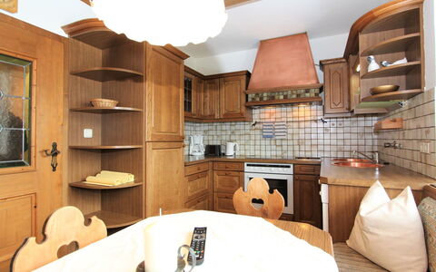 Am Ziller: Pièce, Propriété, Design Intérieur, Meubles, Bâtiment, Plafond, Cabinetry, Cuisine, Maison, Domicile