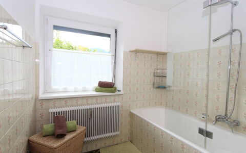 Am Ziller: Baignoire, Propriété, Fenêtre, Salle De Bains, Luminaire Plomberie, Robinet, Design Intérieur, Bois, Sol, Sol
