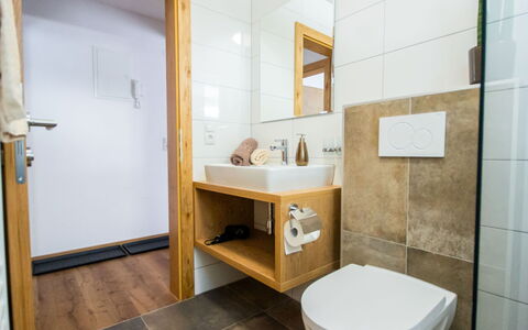 Jonas: Salle De Bains, Propriété, Pièce, Design Intérieur, Tuile, Sol, Luminaire Plomberie, Architecture, Maison, Immobilier