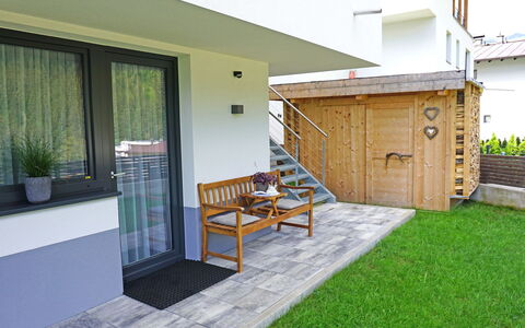 Jonas: Plante, Propriété, Vert, Bois, Pot De Fleur, Plante D'Appartement, Ombre, Porte, Sol, Bâtiment