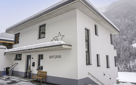 Jonas: Bâtiment, Ciel, Fenêtre, Propriété, Maison, Neige, Pente, Chalet, Porte, Zone Rurale
