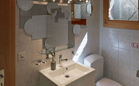 Chalet Didi: Salle De Bains, Propriété, Pièce, Luminaire Plomberie, Lavabo, Accessoire Salle De Bain, Évier, Tuile, Armoire De Toilette, Mur