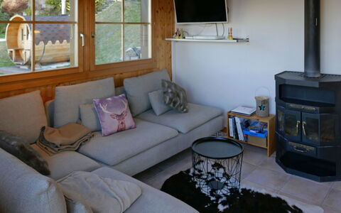 Chalet Didi: Pièce, Salon, Propriété, Meubles, Design Intérieur, Bâtiment, Maison, Domicile, Sol, Table