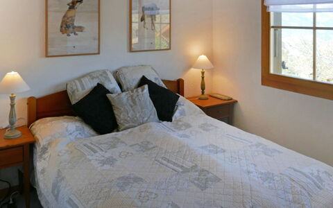 Chalet Didi: Chambre, Lit, Pièce, Meubles, Propriété, Drap De Lit, Cadre De Lit, Literie, Sol, Design Intérieur
