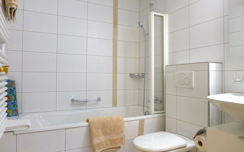 Kandersteg 310: Luminaire Plomberie, Salle De Bains, Robinet, Bâtiment, Baignoire, Siège De Toilette, Violet, Tete De Douche, Lavabo