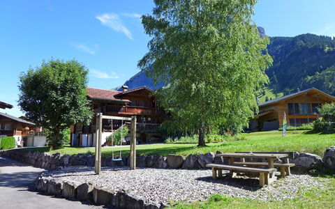 Kandersteg 310: Plante, Ciel, Propriété, Bâtiment, La Nature, Arbre, Ombre, Montagne, Paysage Naturel, Extérieur Banc