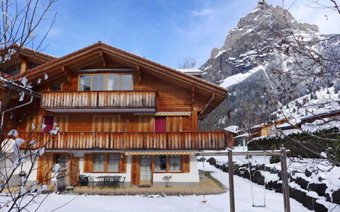 Kandersteg 310: Ciel, Nuage, Neige, Bâtiment, Fenêtre, Montagne, Pente, Plante, Maison, Arbre
