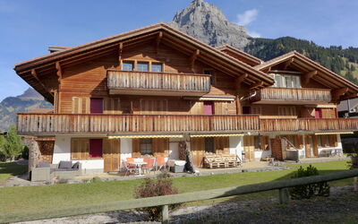 Kandersteg 310: Ciel, Plante, Montagne, Propriété, Bâtiment, Fenêtre, Arbre, Bois, Maison, Chalet