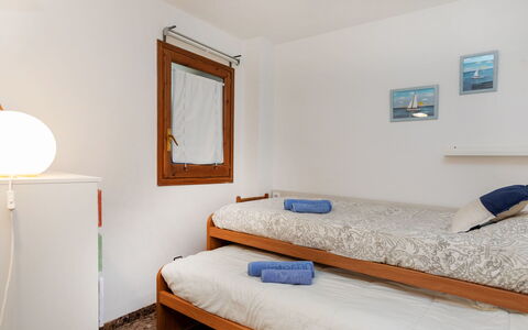 Albatros: Bâtiment, Propriété, Confort, Bleu Azur, Bois, Maison, Design Intérieur, Sol, Cadre De Lit, Sol