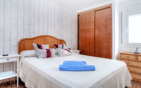Albatros: Chambre, Meubles, Lit, Pièce, Propriété, Drap De Lit, Cadre De Lit, Matelas, Design Intérieur, Mur