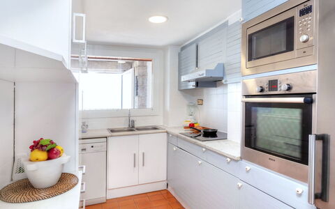 Albatros: Propriété, Pièce, Meubles, Cuisine, Cabinetry, Bâtiment, Design Intérieur, Comptoir, Maison, Jaune