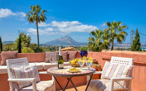Chill Out on the Sea: Propriété, Meubles, Immobilier, Table, Vacances, Maison, Pièce, Bâtiment, Paysage, Domicile