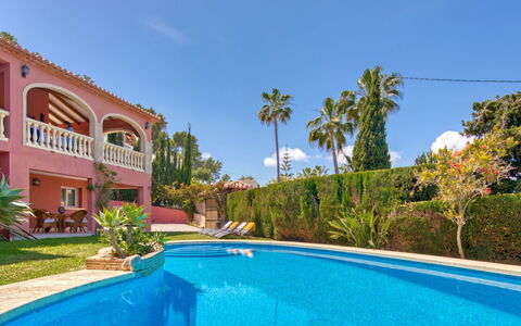 Chill Out on the Sea: L'Eau, Plante, Ciel, Bâtiment, Piscine, Bleu, Bleu Azur, Arbre, Fenêtre, Nuage