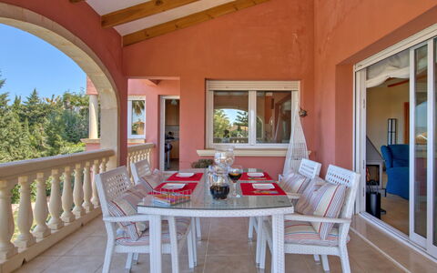 Chill Out on the Sea: Propriété, Pièce, Bâtiment, Meubles, Immobilier, Maison, Domicile, Table, Biens, Design Intérieur