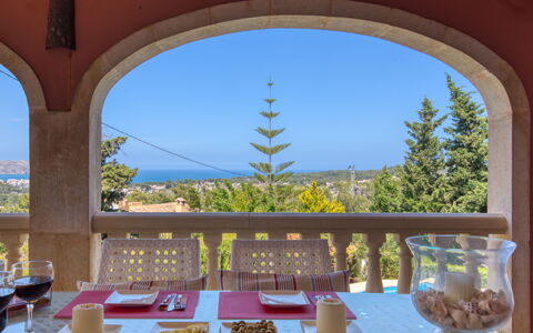 Chill Out on the Sea: Ciel, Vaisselle, Table, Meubles, Bleu Azur, Ombre, Design Intérieur, Aliments, Arbre, Bâtiment