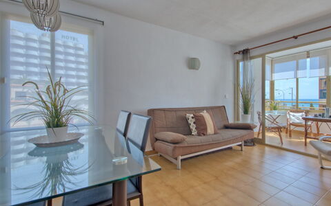 Calpe Calp 1110: Pièce, Propriété, Meubles, Salon, Design Intérieur, Bâtiment, Sol, Immobilier, Maison, Table