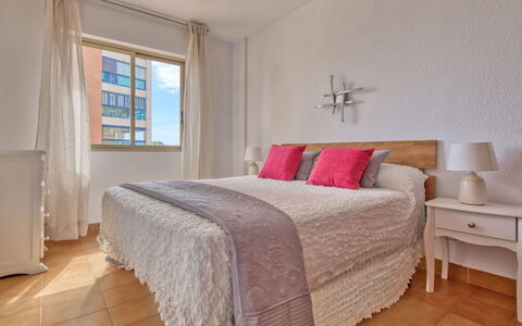 Calpe Calp 1110: Chambre, Meubles, Lit, Pièce, Propriété, Drap De Lit, Design Intérieur, Sol, Cadre De Lit, Literie