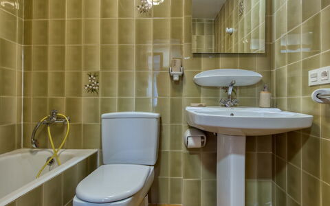 Calpe Calp 1110: Salle De Bains, Propriété, Tuile, Pièce, Toilette, Robinet, Mur, Luminaire Plomberie, Violet, Céramique