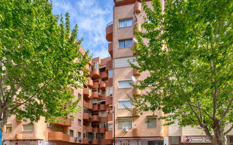Calpe Pueblo: Ciel, Bâtiment, Nuage, Arbre, Design Urbain, Véhicule, Quartier, Bloc Tour, Fenêtre, Condominium
