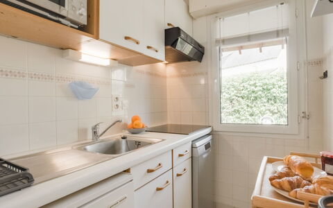 Village du Port: Propriété, Pièce, Comptoir, Cuisine, Meubles, Design Intérieur, Bâtiment, Cabinetry, Maison, Immobilier