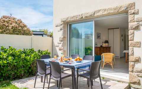 Village du Port: Plante, Table, Meubles, Chaise, Bleu Azur, Bâtiment, Ciel, Nuage, Ombre, Design Intérieur