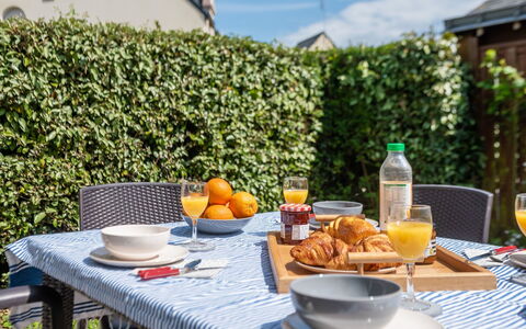 Village du Port: Repas, Brunch, Petit Déjeuner, Table, Propriété, Immobilier, Aliments, Vacances, Restaurant, Meubles