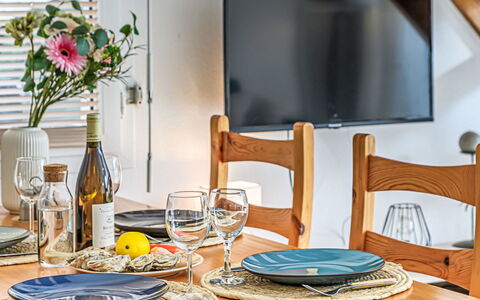 Village du Port: Meubles, Vaisselle, Table, Design Intérieur, Serveware, Chaise, Table Cuisine Et Salle A Manger, Salle À Manger, Assiette, Vaisselle