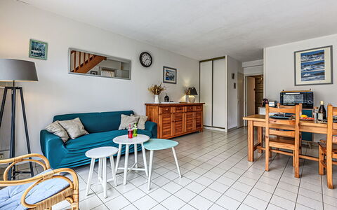 Village du Port: Meubles, Sol, Sol, Appartement, Design Intérieur, Chaise, Plafond, Canapé, Salon