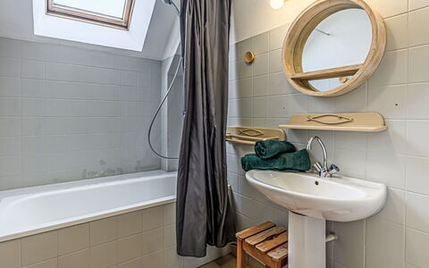 Village du Port: Salle De Bains, Luminaire Plomberie, Sol, Design Intérieur, Sol, Robinet, Évier, Lavabo, Plomberie, Pièce