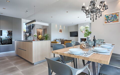 Grande: Salle À Manger, Pièce, Meubles, Propriété, Design Intérieur, Plafond, Bâtiment, Comptoir, Sol, Table