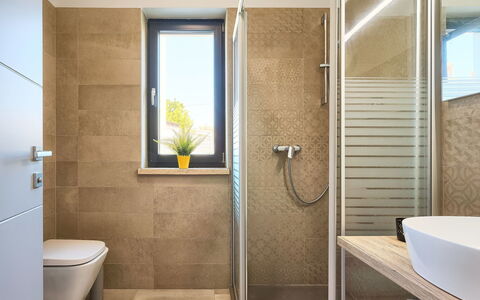 Grande: Robinet, Luminaire Plomberie, Propriété, Lavabo, Plante, Bâtiment, Salle De Bains, Évier, Miroir