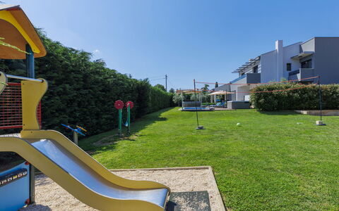Grande: Ciel, Bâtiment, Lot Terre, Herbe, Plante, Design Urbain, Ombre, Espace Public, Immobilier, Arbre