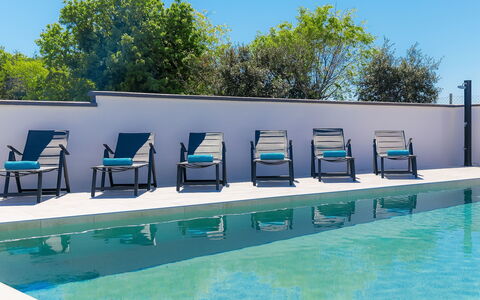 Ella Premantura: L'Eau, Ciel, Bâtiment, Vert, Bleu, Ombre, Piscine, Mobilier De Jardin, Design Urbain, Maison
