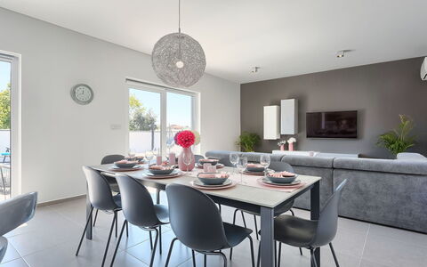 Ella Premantura: Pièce, Salle À Manger, Meubles, Propriété, Design Intérieur, Table, Bâtiment, Plafond, Sol, Maison