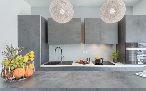 Ella Premantura: Blanc, Comptoir, Pièce, Tuile, Sol, Design Intérieur, Propriété, Meubles, Cuisine, Mur