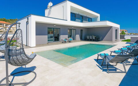 Ella Premantura: Ciel, Propriété, Meubles, Bâtiment, Fenêtre, Piscine, Bleu, Bleu Azur, Ombre, Mobilier De Jardin