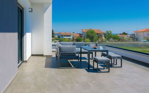 Ella Premantura: Ciel, Bâtiment, Table, Plante, Ombre, Chaise, Design Intérieur, Mobilier De Jardin, Arbre, Sol