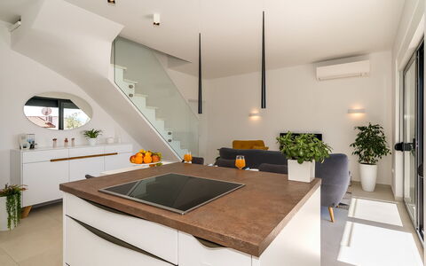 Villa Meri 2: Propriété, Pièce, Design Intérieur, Comptoir, Meubles, Bâtiment, Plafond, Cuisine, Maison, Immobilier