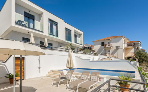 Villa Meri 2: Ciel, Propriété, Bâtiment, Plante, Fenêtre, Ombre, Mobilier De Jardin, Design Urbain, Condominium, Quartier