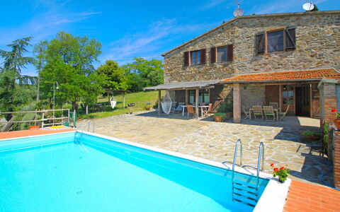 La Casetta: Ciel, Plante, Propriété, Bâtiment, Fenêtre, Piscine, Bleu Azur, Bleu, L'Eau, Chaise