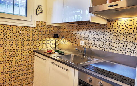 App. Castausio 26: Sol, Cuisine, Design Intérieur, Sol, Tuile, Comptoir, Principaux Appliance, Cabinetry, Plomberie, Cuisinière